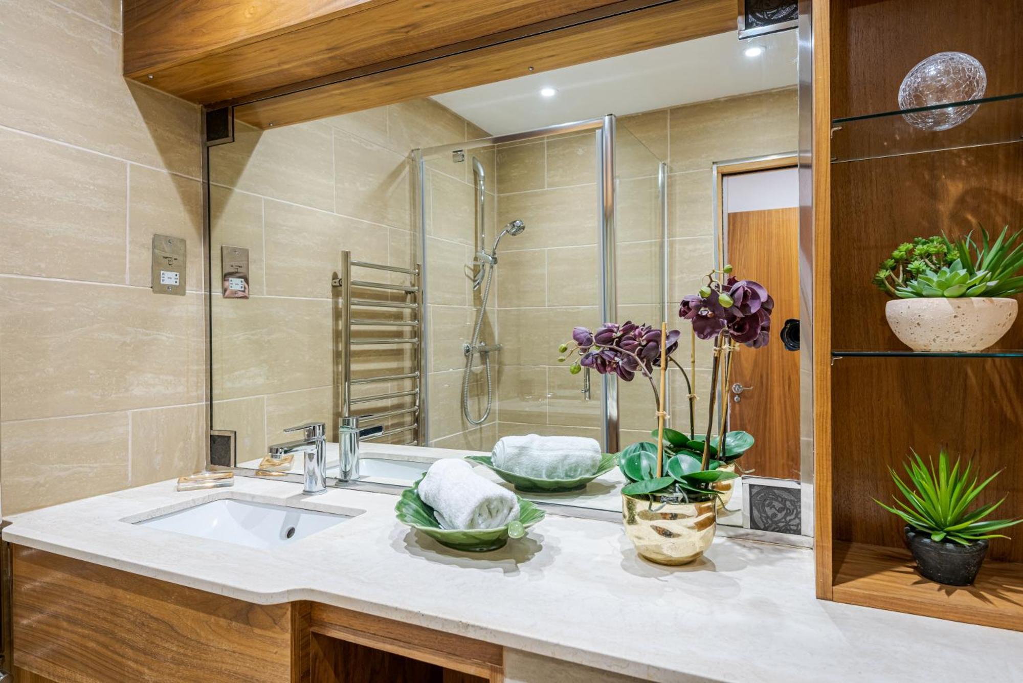 Modern Knightsbridge Ground Floor Apartment With Ac Steps Away From Harrods London Exterior photo